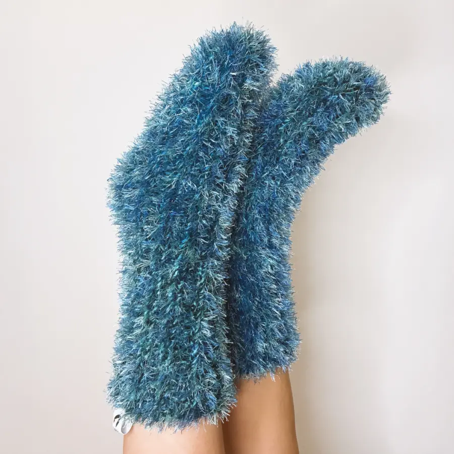 Socken in Blau - Handgefertigt für optimalen Komfort. Cozys. Slow Fashion. Made to slow down