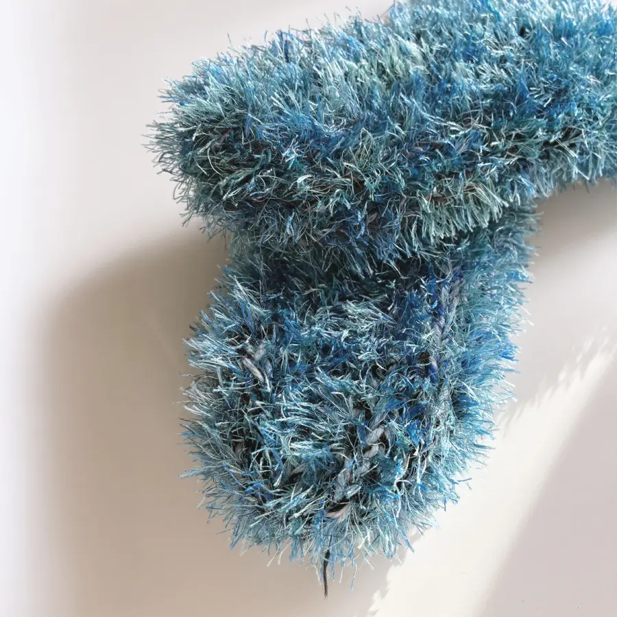 Socken in Blau - Handgefertigt für optimalen Komfort. Cozys. Slow Fashion. Made to slow down