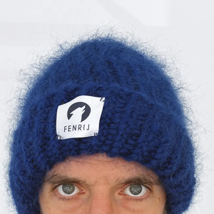 Trendige Wollmütze Mjoell in blau - Detailansicht am Model